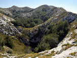 Tiefe Gruben und Hügel prägen das Landschaftsbild vor dem Sveti Jure