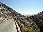 Etwa 200 Meter folgen wir der Straße bergab nach Südosten
