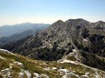 Im Sattel die geschlossene Hütte Planinarska Kuca Sv. Jure