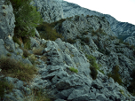 Weiter oben werden die Felsen massiver