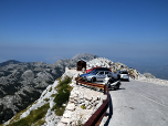 Über eine 23 kilometerlange, mautpflichtige, enge Straße kann der Gipfel mit dem Auto besucht werden