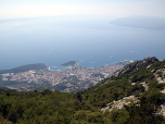 Malerisch liegt unter uns Makarska und die Inseln Hvar und Brac