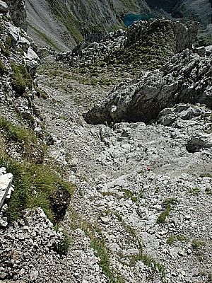 ...über Schotter und Felsen.