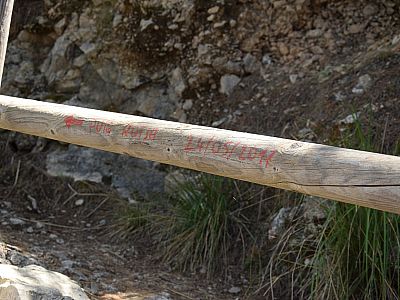 Hier ist der Felsen mit Puig Rotja ausgeschildert