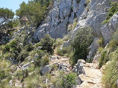 Über die felsige Ostseite steigen wir ...