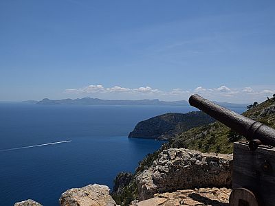 Im Südosten die Felsen des Cap de Ferrutz, auf der gegenüberliegenden Seite der Bucht von Alcúdia
