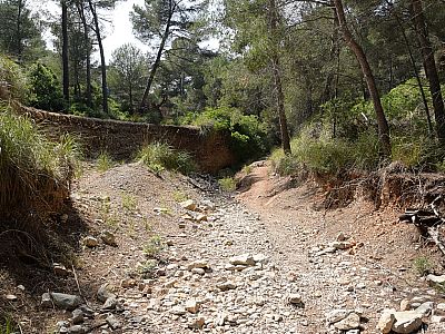 Durch ein trockenes Flussbett und an ....