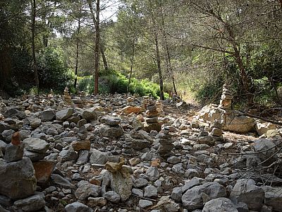 ... zahlreichen Steinmännchen vorbei...