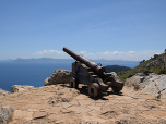 Der Gipfel des Penya Roja beherbergt eine alte Kanone .