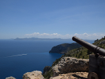 Im Südosten die Felsen des Cap de Ferrutz, auf der gegenüberliegenden Seite der Bucht von Alcúdia