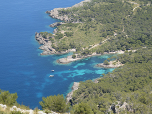 Türkisblaues Wasser lädt tief unter uns zum Baden ein