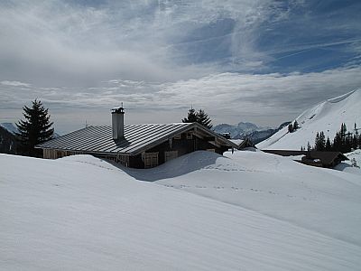 ...mit ihren eingeschneiten Hütten