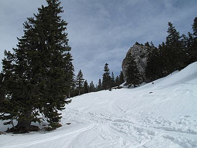 Immer links der Felswände...