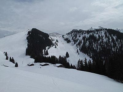 Links der Piste der Rauhkopf, rechts der Taubenstein