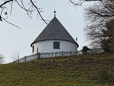 Über uns zeigt sich bereits die Fentbergkapelle