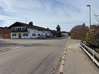 Vor der Raiffeisenbank biegen wir links...