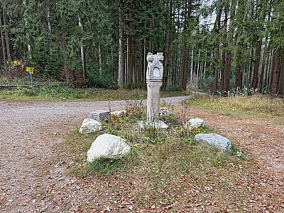 An der Kreuzung befindet sich die Grüne Martersäule