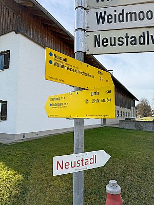 ...und auf die ersten Wanderwegweiser