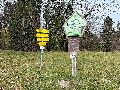 An der Kreuzung halten wir uns leicht rechts, ...