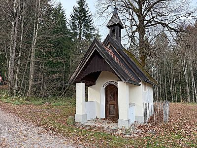 ...passieren die Kapelle St. Benno...