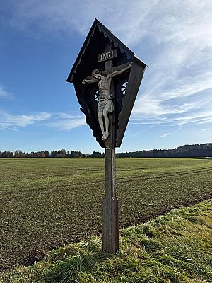 ...und passieren ein Wegkreuz