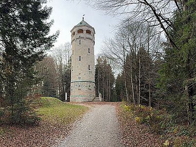 Kurz darauf erreichen wir den Aussichtsturm am Taubenberg