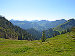 Hinten in der Bildmitte zeigt sich der Wallberg