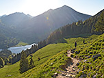 Mit Blick auf den Spitzingsee wandern wir hinunter Richtung Spitzingsattel