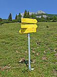 Wegweiser an der Hütte
