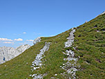 ...und steigen in vielen Serpentinen die Gipfelflanke hinauf