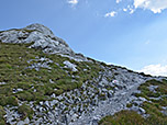 Ein steiniger Weg leitet uns bergauf