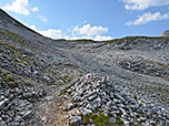 Der schottrige Weg leitet uns nordwestwärts