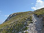 ...wendet sich der Weg nach links und führt uns zu einer Einschartung hinauf