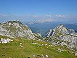 Blick zum Fritzerkogel und Tauernkogel, im Hintergrund zeigt sich der Dachstein