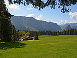 Von der Hütte blicken wir hinunter zur Bäckeralm, ...
