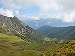 Blick hinunter zu den Vallmingalmen