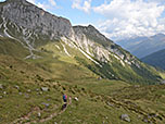 Zügig wandern wir hinunter...