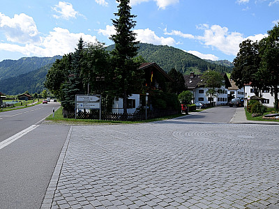 Weiter geht es halb rechts in die Dorfstraße