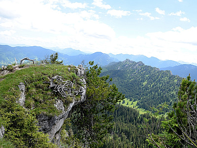 Der Blick von einem ausgesetzten Aussichtspunkt nach Osten zum Sonnenberg