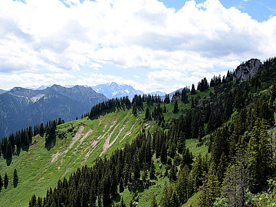 Im Süden zeigt sich am Horizont die Zugspitze