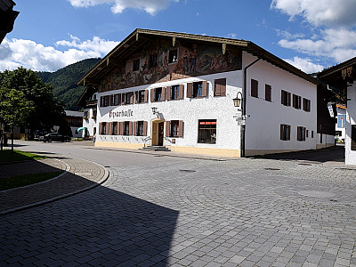 Rechts der Sparkasse weiter dem Klammweg folgen 