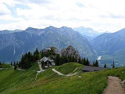 Wir halten uns nach Osten und schon bald erreichen wir das August-Schuster-Haus