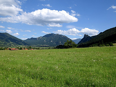 Der Blick vor Unterammergau Richtung Südosten zum Großen Laber