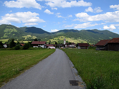 Auf dem bekannten Weg geht es zurück zum Bahnhof Unterammergau