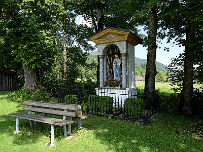 Vorbei an einem Marienaltar ...
