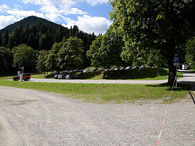 ... treffen wir auf den Parkplatz, an dem wir auf die Autofahrer warten.