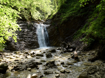 In der Schleifmühlenklamm plätschert das Wasser über ....