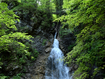 ... zahlreiche Wasserfälle zu Tal.