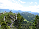 Der Blick von einem ausgesetzten Aussichtspunkt nach Osten zum Sonnenberg