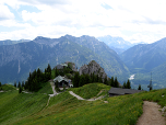 Wir halten uns nach Osten und schon bald erreichen wir das August-Schuster-Haus